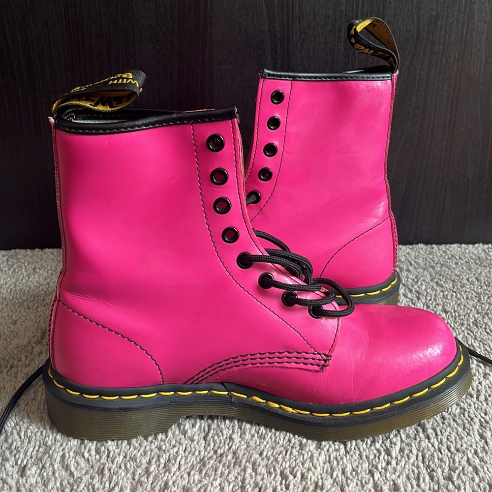 [SOLD ON ANOTHER PLATFORM] Hot Pink Patent Leather Dr. Martens 1460 Boots - Picture 3 of 10